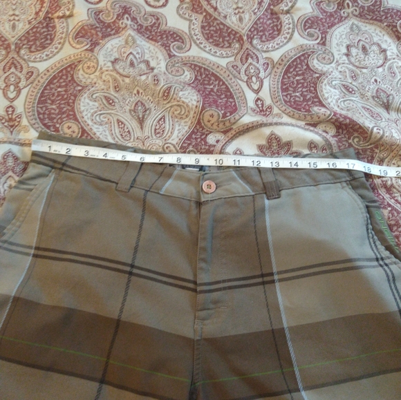 Size 34 mens O'Neill Bermuda plaid shorts - Picture 8 of 16
